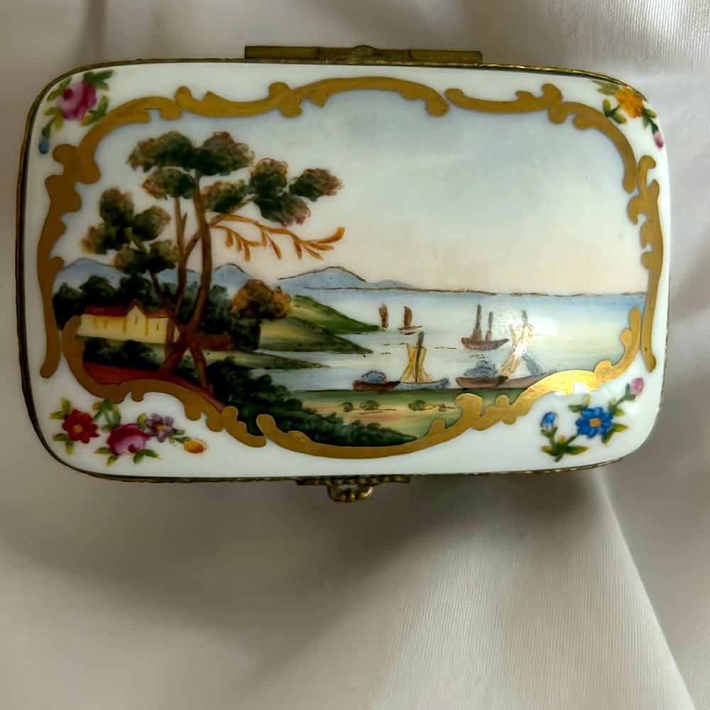 Chelsea house snuff box